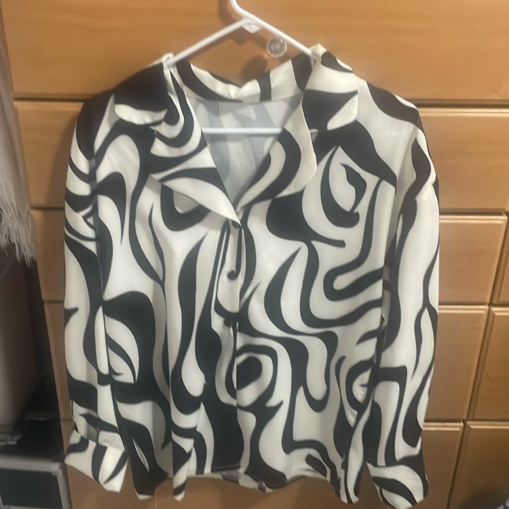 Beautiful black and white animal print blouse, lightweight material long sleeve